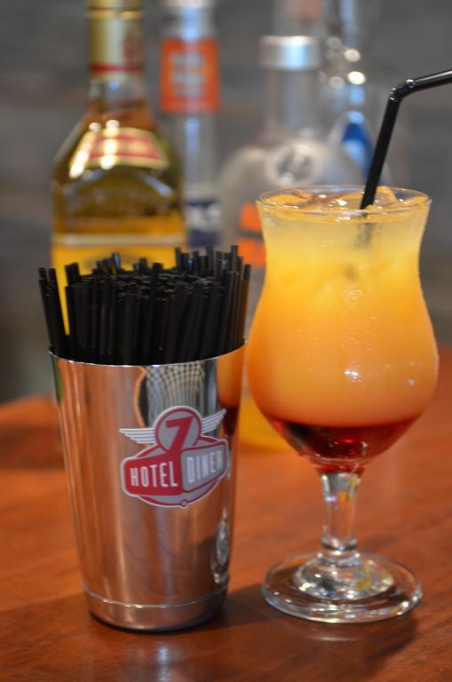 7Hotel Diner Halstead  Bagian luar foto